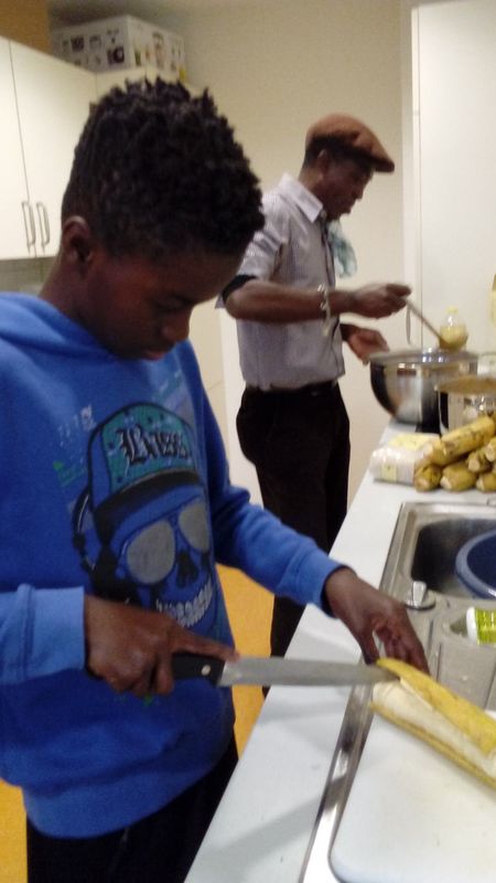 zwei Afrikaner beim Kochen2