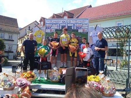 Enzo Decker Mitte im gelben Trikot bei der Siegerehrung